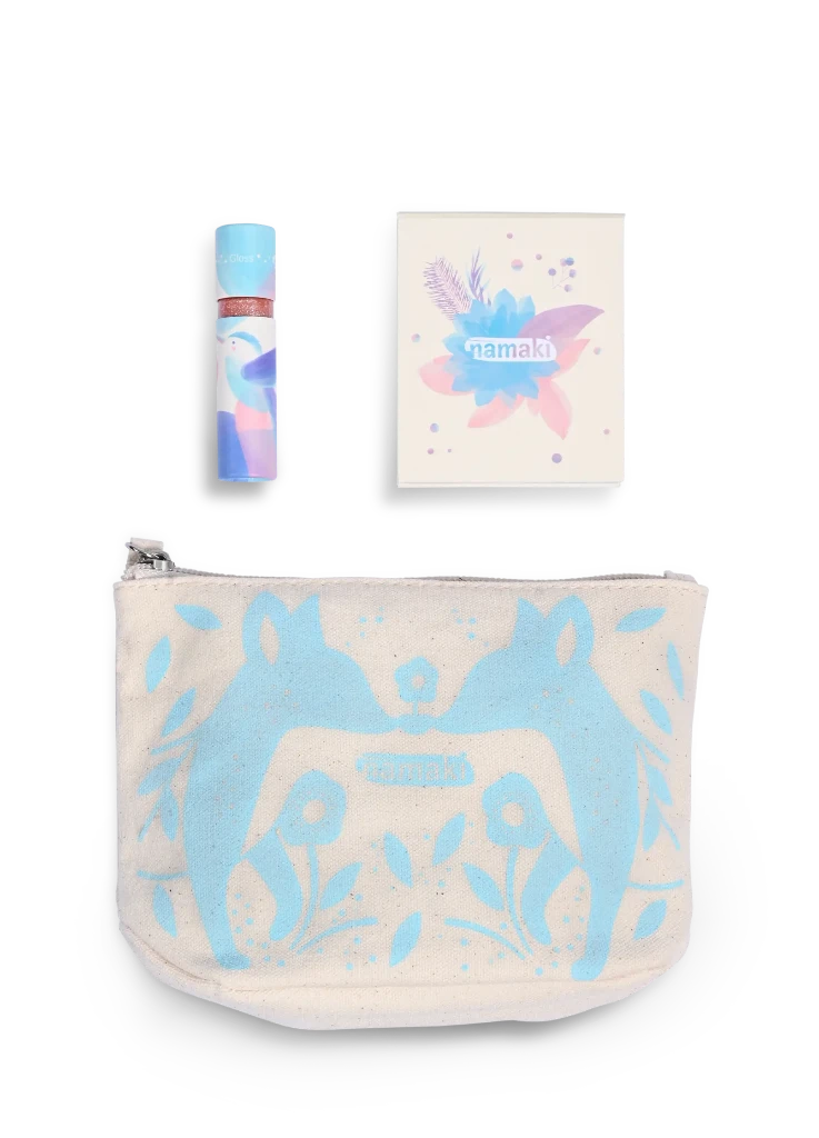 Namaki | Kids Organic Make Up Set - Blue Fox  This eco friendly kit contains:

1 palette of 3 winter inspired eyeshadows&nbsp;
1 glitter lip gloss in pink

1 reusable organic cotton pouch