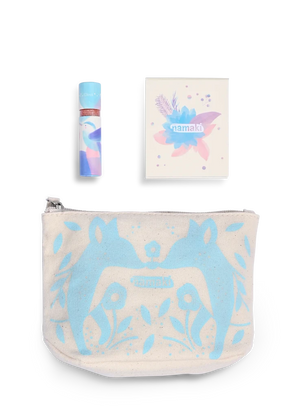 Namaki | Kids Organic Make Up Set - Blue Fox  This eco friendly kit contains:

1 palette of 3 winter inspired eyeshadows&nbsp;
1 glitter lip gloss in pink

1 reusable organic cotton pouch