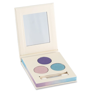 Namaki | Kids Organic Make Up Set - Blue Fox  This eco friendly kit contains:

1 palette of 3 winter inspired eyeshadows&nbsp;
1 glitter lip gloss in pink

1 reusable organic cotton pouch